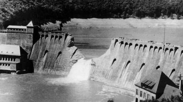 Việc xây dựng đập Bản Kiều được bắt đầu vào năm 1951 và hoàn thành 1 năm sau đó, với mục đích kiểm soát lũ lụt ở hạ lưu và thủy điện. Hồ chứa tổng cộng 492 triệu m3 nước.