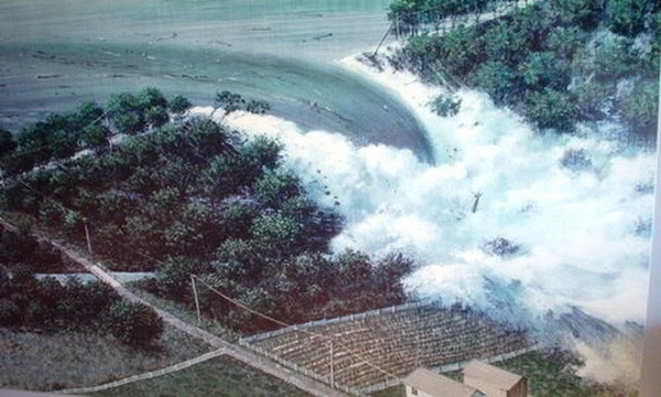 Đập South Fork nằm gần South Fork, Pennsylvania, Mỹ. Trước khi thảm họa vỡ đập thủy điện xảy ra tại đây, nhiều nhân viên làm việc tại con đập này đã báo cáo với cấp trên dấu vết rò rỉ ở một số phần, tuy nhiên, tất cả những gì mà các kỹ sư thời đó làm chỉ là lấp đầy các vết nứt đó bằng bùn và rơm.