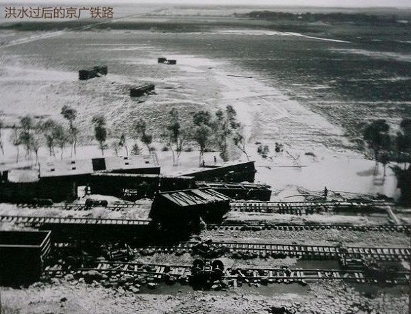 Tháng 8/1975, mưa đặc biệt lớn ở thượng nguồn sông Hoài do ảnh hưởng của cơn bão lớn thứ 3 của Trung Quốc năm đó, dẫn đến trận Đại hồng thủy. Được biết, trước đó con đập này có xuất hiện một số vết nứt và một số lỗi xây dựng khác, nó được sửa chữa và người ta cho rằng con đập không thể bị phá hủy.