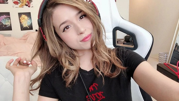 Theo học tại Đại học McMaster ở Ontario, nữ streamer xinh đẹp từng miệt mài theo đuổi những kiến thức kỹ thuật hóa học. Tuy nhiên cô cuối cùng đã bỏ dở việc học đại học để theo đuổi công việc streamer chuyên nghiệp, thay vì trở thành một kỹ sư hóa học với mức lương khoảng 74.000 USD/năm.