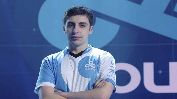 Hiện Shroud sở hữu hơn 6 triệu đăng ký trên YouTube và 7 triệu người hâm mộ trên Twitch, cùng lượng người xem video đáng mơ ước. Điều đó giúp chàng streamer này có thu nhập cực cao trong giới game thủ thế giới, đi kèm với những giải thưởng khủng.