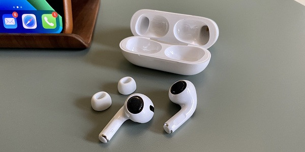 Mặt khác, trên mạng xã hội hỏi đáp Quora, một số người dùng lại chia sẻ rằng Jony Ive - người đứng đầu mảng thiết kế của Apple, luôn rất thích màu trắng. Khi đề xuất tai nghe iPod có màu trắng, đa phần phản đối ý kiến của Ive nhưng ông vẫn kiên định với lựa chọn này và cho rằng trắng là màu tốt nhất để cho thấy sự tinh tế và trong sáng.