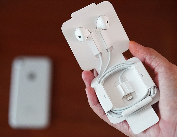 Nếu là một fan Táo bạn sẽ dễ dàng nhận thấy trong quá khứ Apple chưa từng ra mắt bất kì chiếc tai nghe nào có màu khác màu trắng. Câu chuyện này thực tế bắt đầu từ thời những chiếc iPod.
