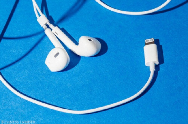Thực tế, không chỉ tai nghe, các phụ kiện của Apple đi kèm sản phẩm di động như cáp sạc hay cục sạc cũng luôn có màu trắng.