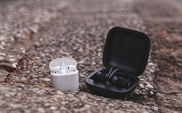 Theo Business Insider, khi ra mắt iPod, Apple nhận ra một vấn đề: Không giống như những chiếc máy tính với logo xuất hiện ở nhiều vị trí dễ nhìn thấy, chiếc iPod ''sống'' trong túi quần của người dùng. Không ai có thể nhận ra bạn đang nghe nhạc bằng một chiếc iPod với một chiếc tai nghe màu đen và vì thế Apple… làm khác đi.