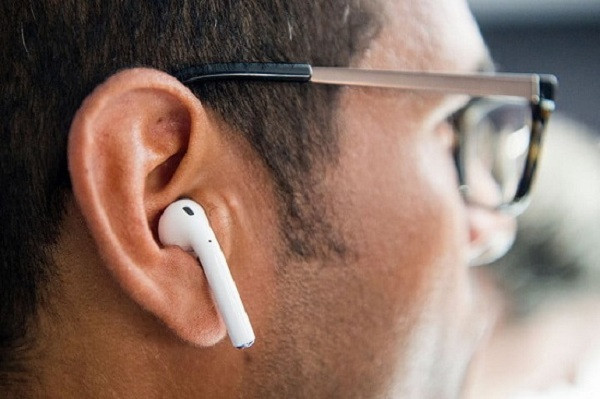 Thời điểm iPod lần đầu tiên được giới thiệu tới công chúng, được bán ra kèm theo một phụ kiện mà về sau luôn đi kèm với rất nhiều sản phẩm của Apple: những chiếc tai nghe màu trắng.