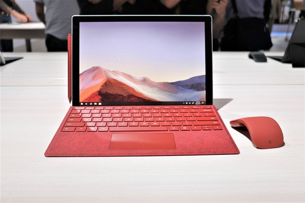 Microsoft Surface Pro 7 được bình chọn là laptop 2 trong 1 tốt nhất trong danh sách của Digital Trends.