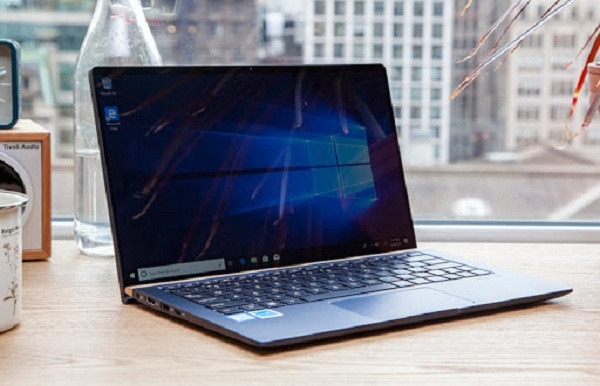 Theo trang công nghệ này, laptop tốt nhất cho sinh viên là Asus ZenBook 13 UX333 với ưu điểm là thiết kế nhỏ gọn nhất thế giới nhưng lại có hiệu năng mạnh mẽ, đáp ứng tiêu chuẩn về độ bền bỉ.