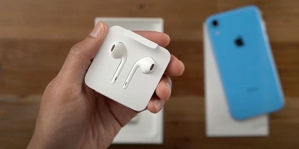 Do đó, dù việc bỏ củ sạc và tai nghe trên iPhone mới chỉ là tin đồn, nhưng nhiều người tin rằng khả năng việc này sẽ trở thành sự thật là rất cao.