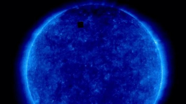 Tuy nhiên, ngay sau đó Bernhard Fleck, nhà khoa học và cũng là trưởng dự án SOHO lên tiếng giải thích: ''Hiển nhiên những nhận định kia hoàn toàn vô lý. Hình vuông màu đen này xuất hiện do một phần dữ liệu của phép đo đạc Mặt Trời từ xa bị lỗi''.