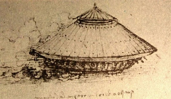 Dưới sự bảo trợ của Ludovico Sforza - công tước Milan, Leonardo da Vinci đã lên ý tưởng về một ''phương tiện chiến đấu bọc thép'' vào khoảng năm 1487. Nhiều người coi đây là nguyên mẫu đầu tiên của phát minh xuất hiện vào nhiều thế kỷ sau đó mà chúng ta gọi là xe tăng.