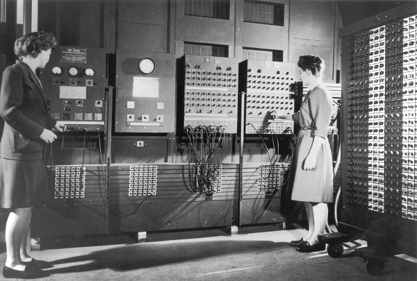 Năm 1942, nhà vật lý John Mauchly đã công bố khái niệm máy tính mới có thể vận hành hoàn toàn bằng dòng điện. Và ENIAC ra đời đủ khả năng tính toán các công thức đạn đạo phức tạp để phục vụ chiến tranh.