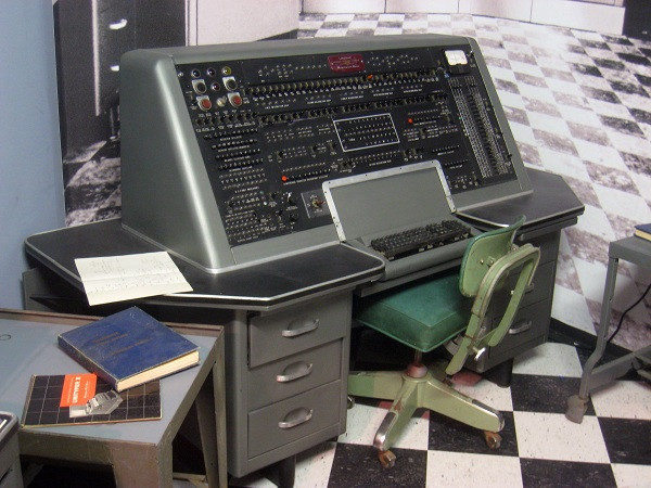 So với các thế hệ máy tính trước, Univac (Universal Automatic Computer) có vẻ đã có bước đột phá về thiết kế tuy rằng vẫn khá cồng kềnh. Máy cung cấp khả năng tính toán hiệu quả cùng nhiều chức năng khác, được bán ra với giá 1 triệu USD.
