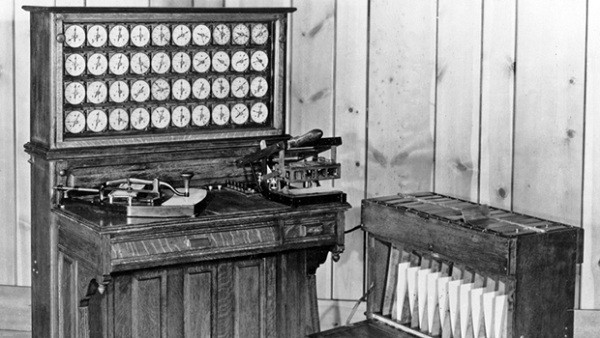 Ít ai ngờ chiếc máy tính cổ xưa Herman Hollerith được tạo nên với mục đích ban đầu là...thống kế dân số Hoa Kỳ thời bùng nổ số lượng.