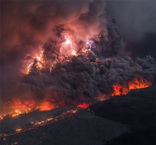 Dòng chảy Pyroclastic nóng với tro tàn di chuyển cực nhanh được tạo ra khi một ngọn núi lửa phun trào. Đôi khi, các vật liệu này trộn lẫn và kết hợp với nhiệt độ cực cao tạo ra một màn trình diễn ánh sáng đáng kinh ngạc.