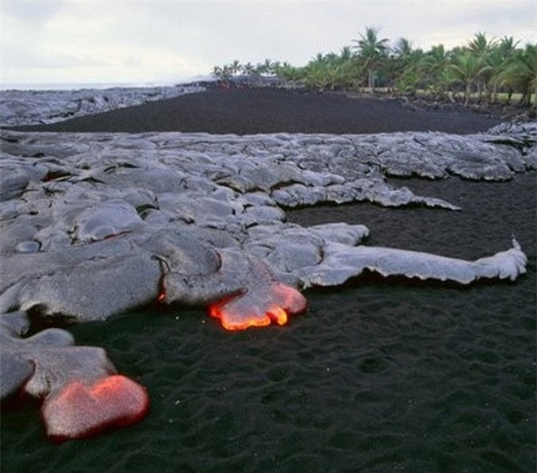 Tháng 5/2018, núi lửa Kilauea ở Hawaii đã nổ tung. Nó bắt đầu phun tro bụi lên không trung và phun ra những vòi dung nham dày đặc, phá hủy cả hồ nước ngọt tự nhiên lớn nhất ở Hawaii.