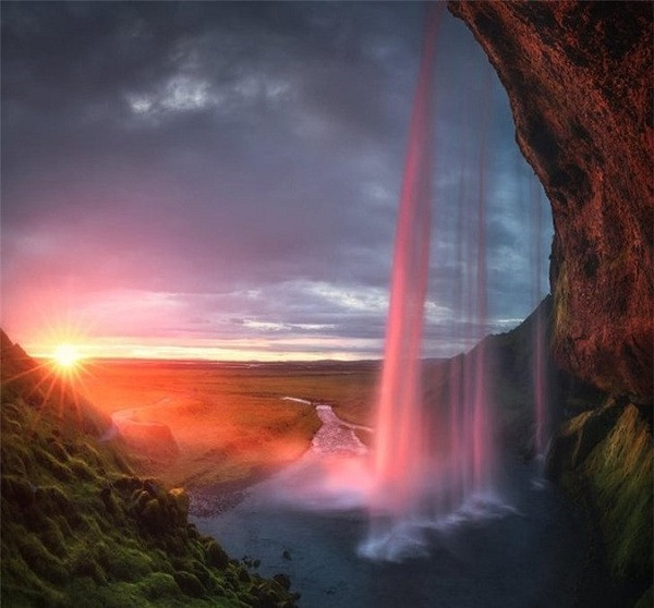 Trong những tháng mùa hè ở Iceland, mặt trời vẫn có thể nhìn thấy vào nửa đêm theo giờ địa phương và chúng ta có thể chiêm ngưỡng hoàng hôn vào lúc 1h30 đêm.
