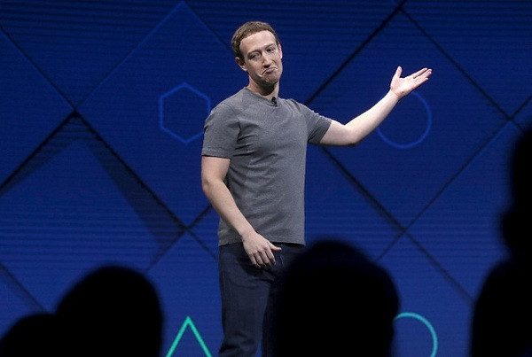 Mark Zuckerberg, người sáng lập Facebook, sở hữu khối tài sản khổng lồ từ việc cho ra đời trang mạng xã hội được hàng tỷ người sử dụng. Tỷ phú công nghệ giàu nhất nhì thế giới lại có thói quen kỳ lạ là ăn McDonald hàng ngày và thích mặc áo màu xám.
