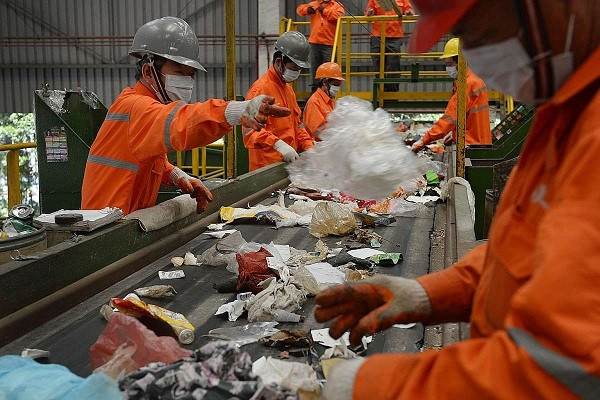 Nhờ ứng dụng hệ thống biến rác thành năng lượng sạch thông qua lò đốt khép kín, quốc gia này đã xử lý 90% lượng rác xả ra mỗi năm. Đặc biệt, trong suốt thời gian đốt rác thải, nhiệt từ quá trình đốt sản sinh ra hơi giúp đẩy máy phát turbine và tạo ra điện, còn tro được chuyển đến đảo chôn rác Semakau để chôn lấp.