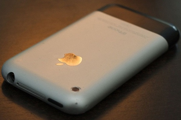 18h ngày 29/6/2007, iPhone 2G được chính thức bán ra tại Mỹ. Ở thời điểm đó, rất nhiều người đã chờ đợi, xếp hàng dài để được chạm tay vào smartphone này.