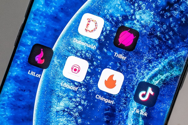 Chingari, một ứng dụng "hao hao" TikTok khác ra mắt năm 2018, ghi nhận 2 tới 3 triệu lượt tải mỗi ngày. Ứng dụng cho phép người dùng quay và chia sẻ các video ngắn với các bộ lọc và trò chơi vui vẻ.