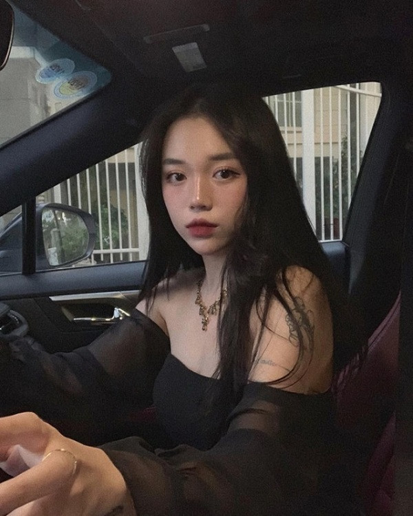 Nói về thu nhập "khủng" của mình, Linh Ngọc Đàm từng tiết lộ trước đây có một app livestream ngỏ lời hợp tác và đề nghị mức lương 18.000 USD/tháng (khoảng hơn 400 triệu VND) nhưng cô nàng vẫn từ chối vì mức giá đấy là... khá thấp.