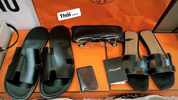 Mỗi lần "bà chủ nhỏ" đi sắm đồ, dân tình lại được phen lóa mắt, tha hồ check giá đồ hiệu.
