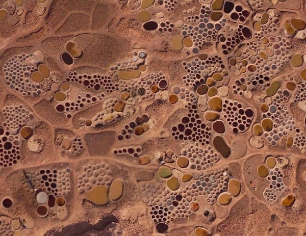 Đây thực chất là hình ảnh Google Maps ghi lại một ngôi làng nhỏ ở Niger với nghề khai thác muối. Mỗi ao chứa đầy nước, trong đó muối được đặt trong những phần đất sét đặc biệt tạo nên hình ảnh kỳ thú này.