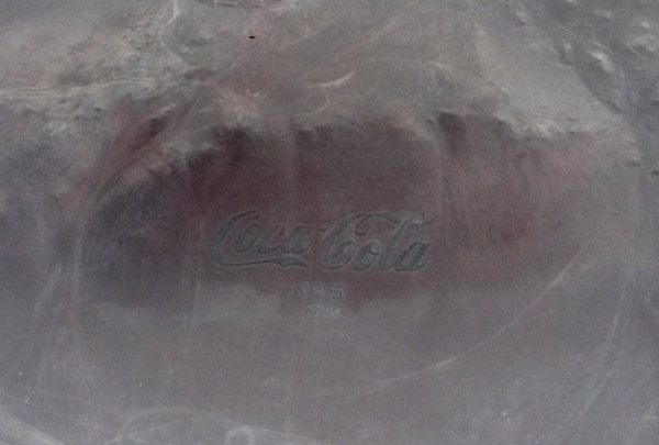 Nhiều người không khỏi bất ngờ trước hình ảnh logo nhãn hiệu Coca Cola xuất hiện trên núi và lầm tưởng đó là tác phẩm của tự nhiên. Logo này được tạo ra nhân dịp kỷ niệm 100 năm thành lập của Coca-Cola vào năm 1986 bằng 70.000 chai Coca-Cola rỗng trên một sườn núi gần thành phố Arica, Chile.