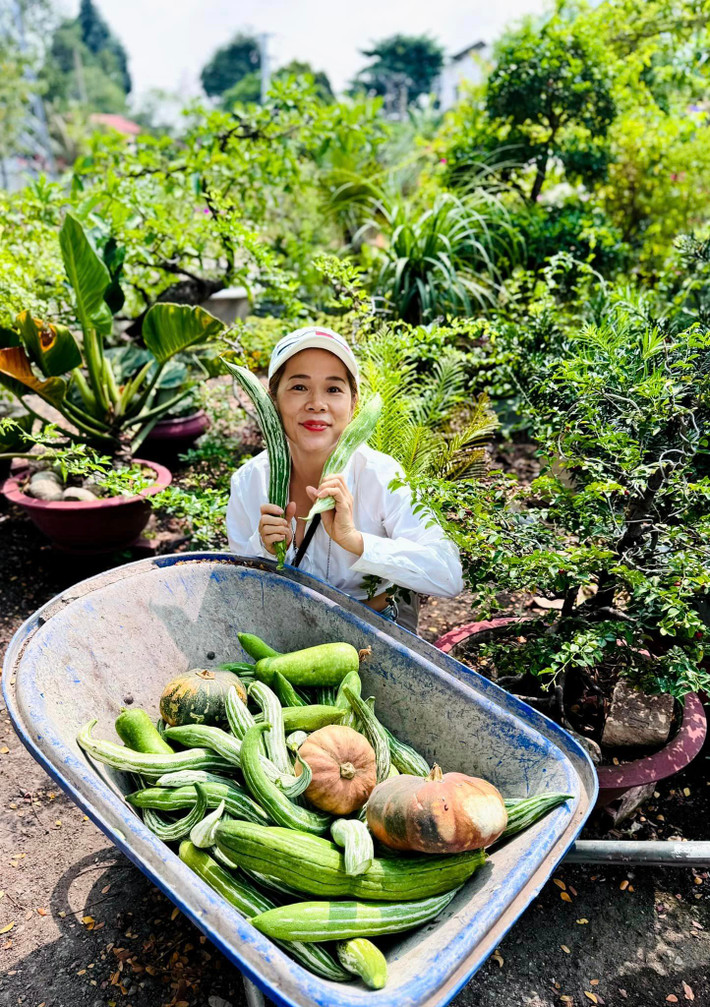 Giọng ca "Và cơn mưa tới" thường chia sẻ, mình trở thành nông dân khi chăm sóc cây cối trong khu vườn.
