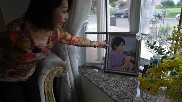 Trong nhà treo nhiều tranh, ảnh kỷ niệm của một thời đi hát lừng lẫy.