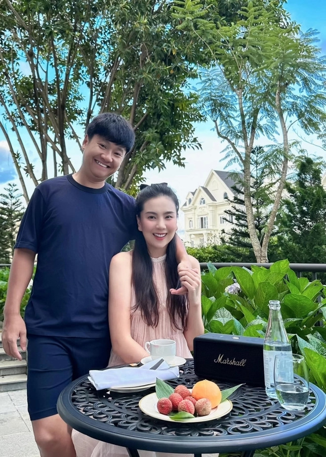 Mới đây, trên trang cá nhân, MC Mai Ngọc bất ngờ thông báo ly hôn chồng doanh nhân sau 17 năm gắn bó. Sau khi chia tay, cả hai không có tài sản chung, không có con chung và không có bất cứ thứ gì chung để chia.