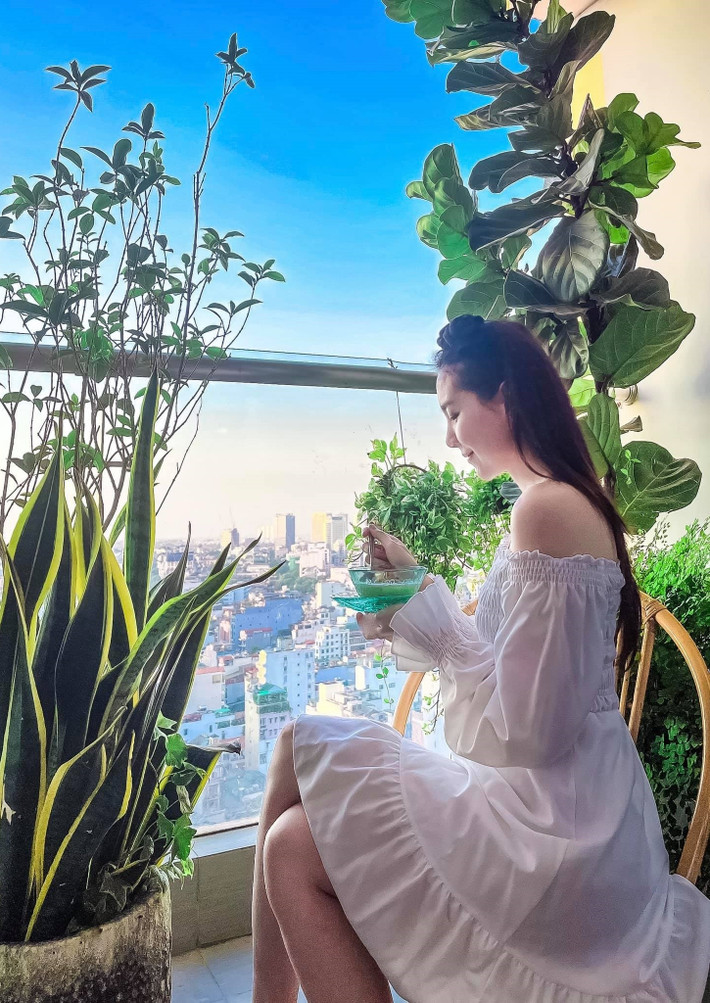 Khu vực ban công đầy màu xanh là nơi nữ MC tận hưởng bầu không khí trong lành mỗi buổi sáng.