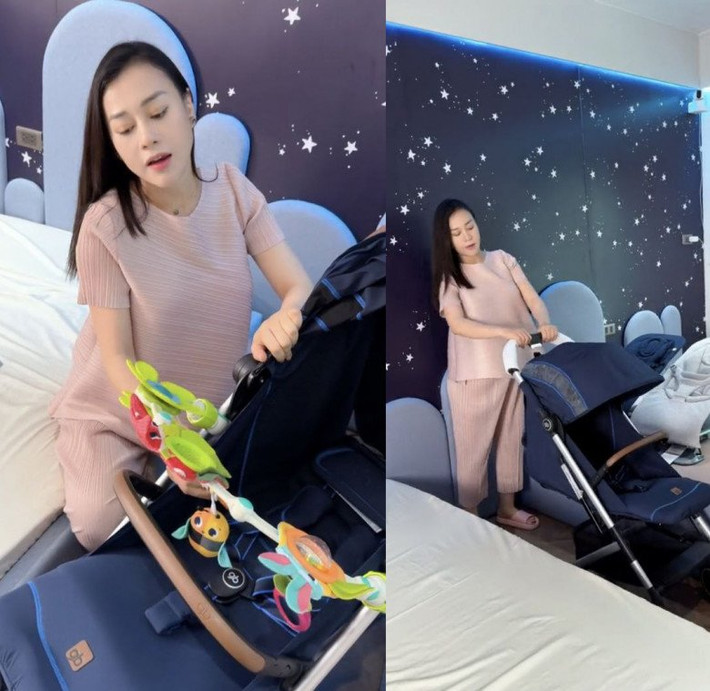 Bà xã Shark Bình còn sắm nhiều loại xe nôi cho hai bé.