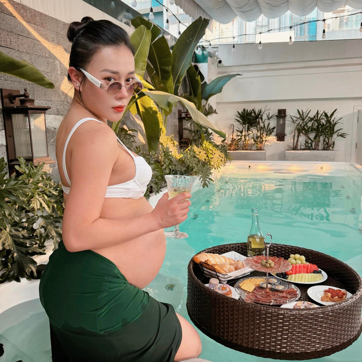 Mới đây, trên trang cá nhân, diễn viên Phương Oanh cho biết ngày lễ chỉ loanh quanh ở nhà, không được đi chơi xa vì bụng to.