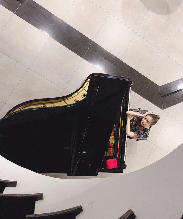 Ở giữa nhà, nữ ca sĩ đặt một chiếc đàn piano lớn làm điểm nhấn.