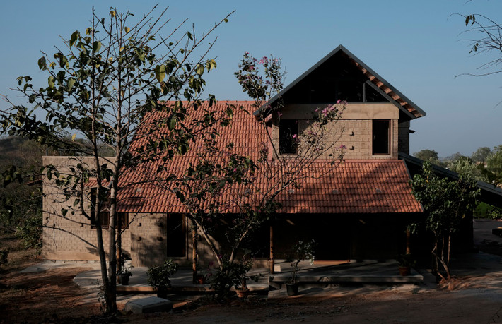 Tọa lạc trên khu đất rộng hơn 3.000m2 tại Ấn Độ, ngôi nhà được thiết kế theo lối kiến trúc bền vững, đề cao tính di sản khu vực, xung quanh là thiên nhiên cây cỏ và đồn điền.