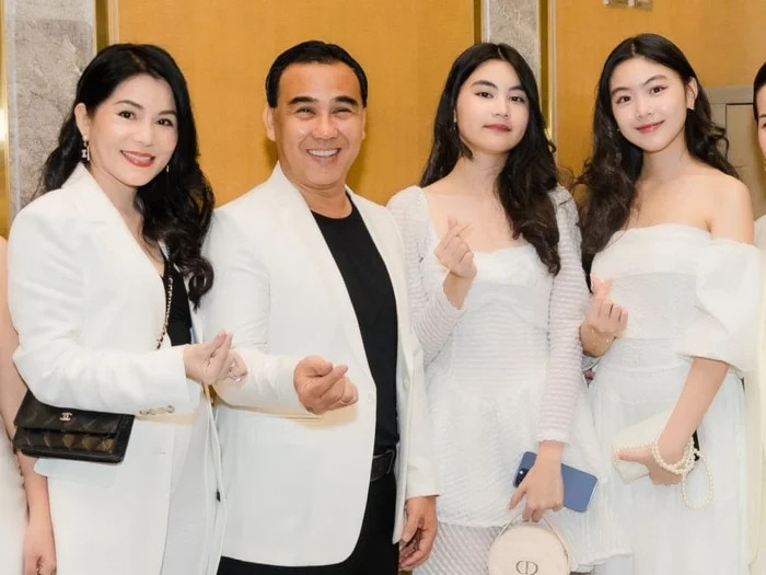 MC Quyền Linh thường được người hâm mộ trêu là nghệ sĩ may mắn nhất nhì Vbiz vì sở hữu cả "vợ đẹp, con ngoan". Nam MC luôn rất hạnh phúc khi nhắc về gia đình nhỏ: "Tôi không bao giờ cho mình được phép quên rằng vợ con tôi đã thay đổi tôi và chính họ đã làm nên Quyền Linh của ngày hôm nay".