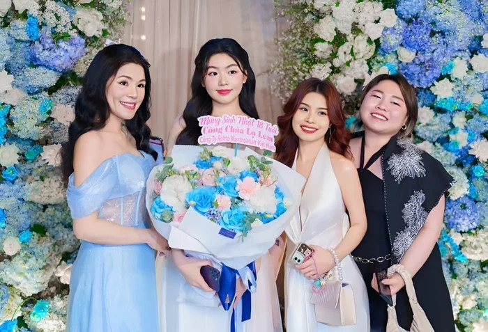 Bà xã Quyền Linh (trái) được ví như hai chị em về độ trẻ đẹp khi đúng cạnh con gái Lọ Lem.