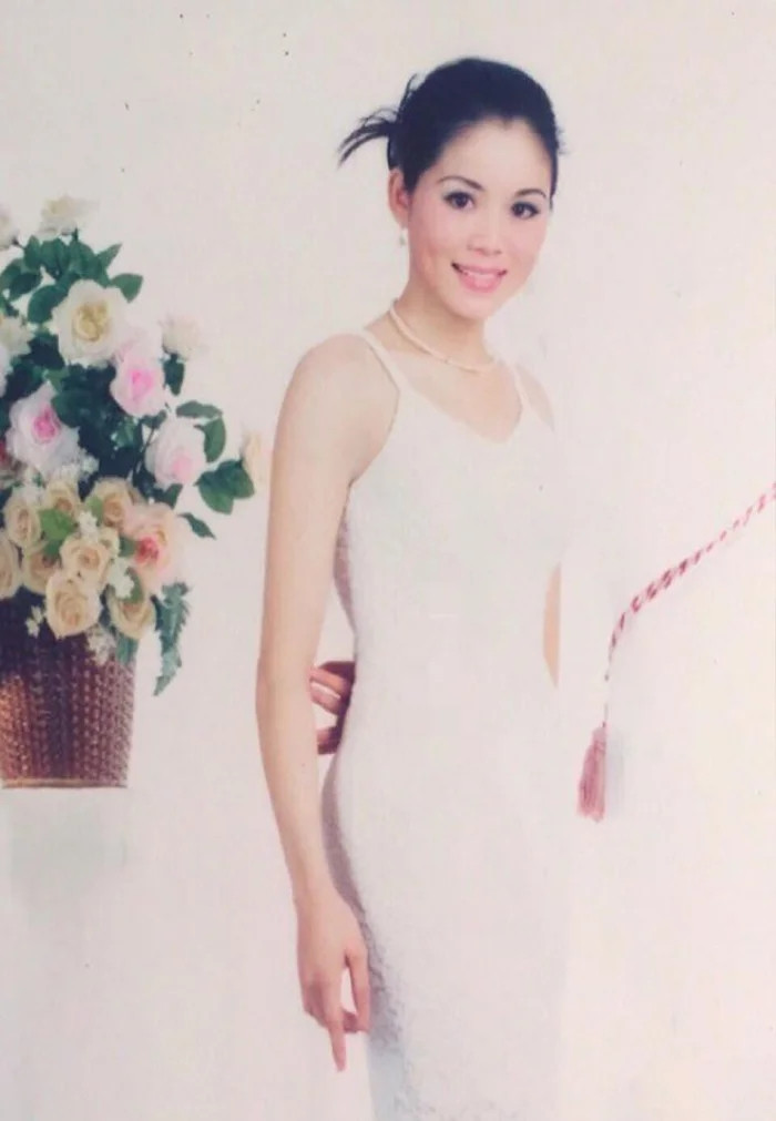 Vợ Quyền Linh có đôi mắt sâu, dáng hạnh nhân cùng sóng mũi cao khiến ngũ quan vô cùng hài hòa. Ngoài ra, doanh nhân Dạ Thảo còn có đồng điếu vô cùng duyên dáng làm điểm nhấn của gương mặt.