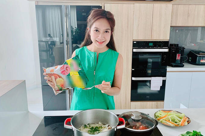 Căn bếp hiện đại, thiết kế hướng ra ngoài. Nguồn ảnh: FBNV