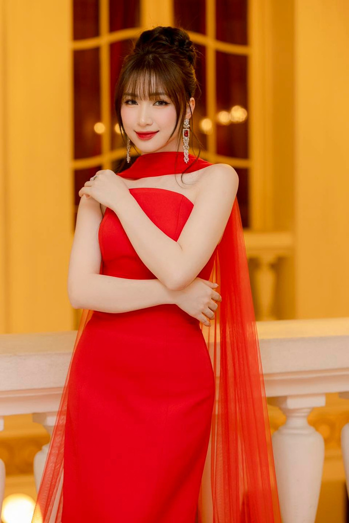 Sinh năm 1995 tại Bắc Ninh, Hòa Minzy là Quán quân của chương trình Học viện Ngôi sao năm 2014 và được biết đến với những bản hit đình đám. Ảnh: FBNV