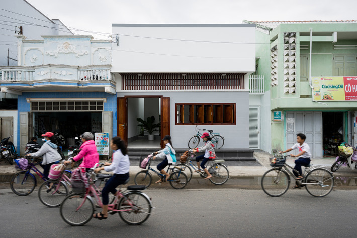 Vùng ven duyên hải Nam Trung Bộ từ lâu được định hình bởi những ngôi nhà 1 tầng đơn giản, mang dáng dấp tuy đơn giản nhưng có một sức hút đặc biệt.