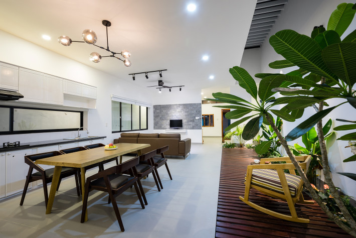 Để đáp ứng mong muốn của gia chủ, kiến trúc sư tổ chức lại các không gian bên trong cũng như đơn giản hóa chức năng của căn nhà. Theo đó, ngôi nhà được chia theo quy tắc một phần ba (1:3), tách biệt giữa truyền thống và hiện đại.