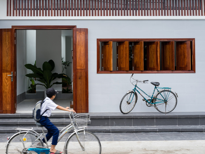 Kiến trúc sư cũng xem xét thử nghiệm giải pháp thiết kế mặt đứng, góp phần đem lại một điều gì đó mới nhưng không quá tách biệt cho khu phố tạo bởi những dãy nhà trệt.