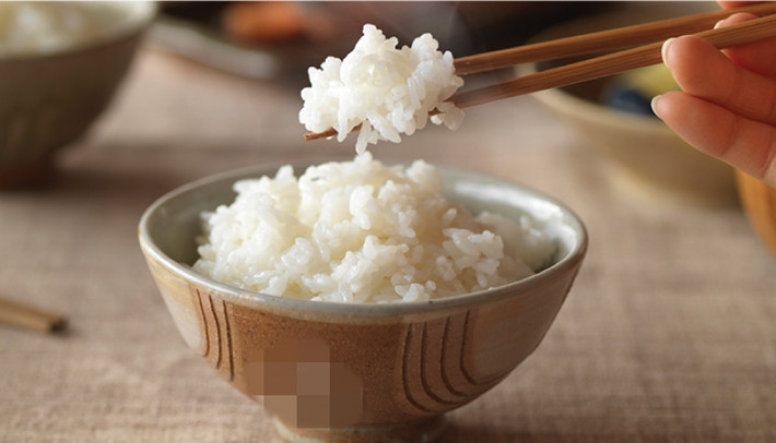 Gạo Kinmemai Premium được đóng gói 140g có thể nấu thành 1 bát cơm với đầy đủ dưỡng chất cần thiết. Như vậy, tính trung bình ta phải chi 26 USD/bát cơm (gần 700.000 VNĐ). Ảnh: Fox News