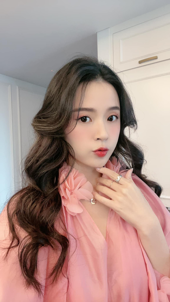 Đầu năm 2020, Midu thành lập Công ty TNHH Yu Cosmetic, đặt trụ sở tại quận 1, TP HCM với số vốn điều lệ 9 tỷ đồng. Trong đó, Midu đóng góp 7,2 tỷ đồng.