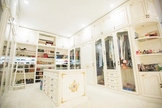 Tủ giày dép, quần áo như một showroom hàng hiệu.