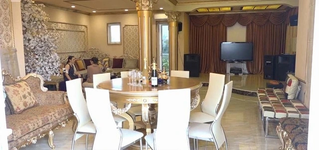 Phòng ăn thiết kế đơn giản với bàn ăn lớn có mặt đá cẩm thạch.