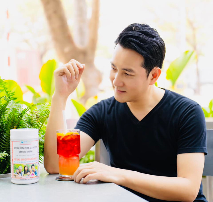 Ca sĩ Nguyễn Phi Hùng nổi lên như một hiện tượng vào đầu thập niên 2.000 với nhiều bản nhạc Hoa lời Việt đình đám. Ngoài sự nghiệp âm nhạc, Phi Hùng còn ghi dấu ấn trong làng điện ảnh qua một số vai diễn. Ảnh: FBNV